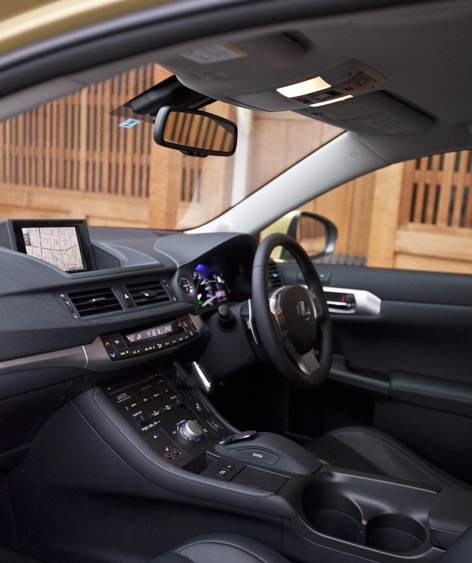 CT200hの上質な室内空間。センターコンソールには「ドライブモードセレクト」のスイッチが備わる。エコ、ノーマル、スポーツの３つのモードが選択可能。