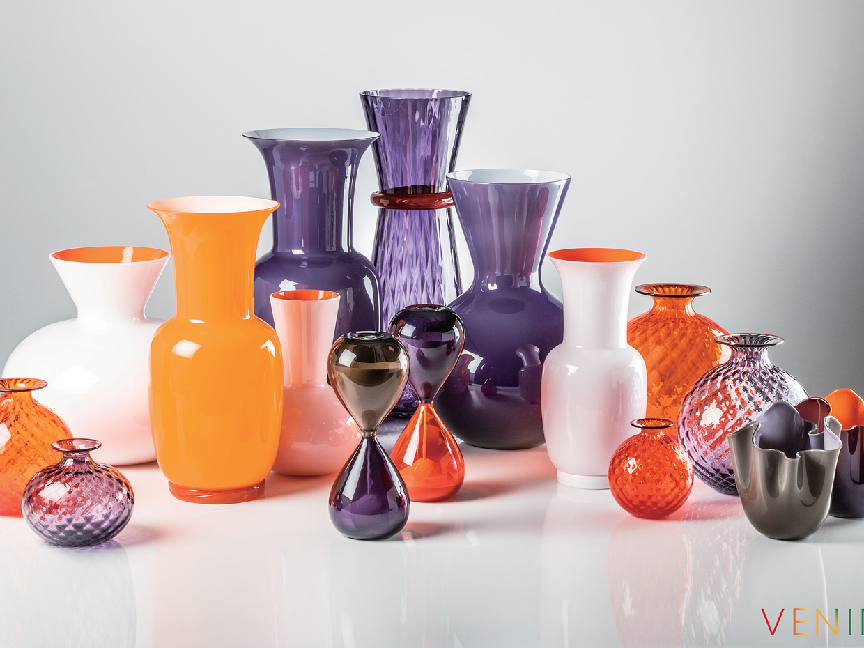 シンプルながら存在感のある定番の「オパリーノ」や「イドリア」、スカートのドレープをイメージした特徴的な「ファッツォレッティ」、編状の型で凹凸を表現した「モノフィオーリ・バロトン」といった同ブランドのアイコンになっている作品を、2019年新色のインディゴとオレンジで構成。