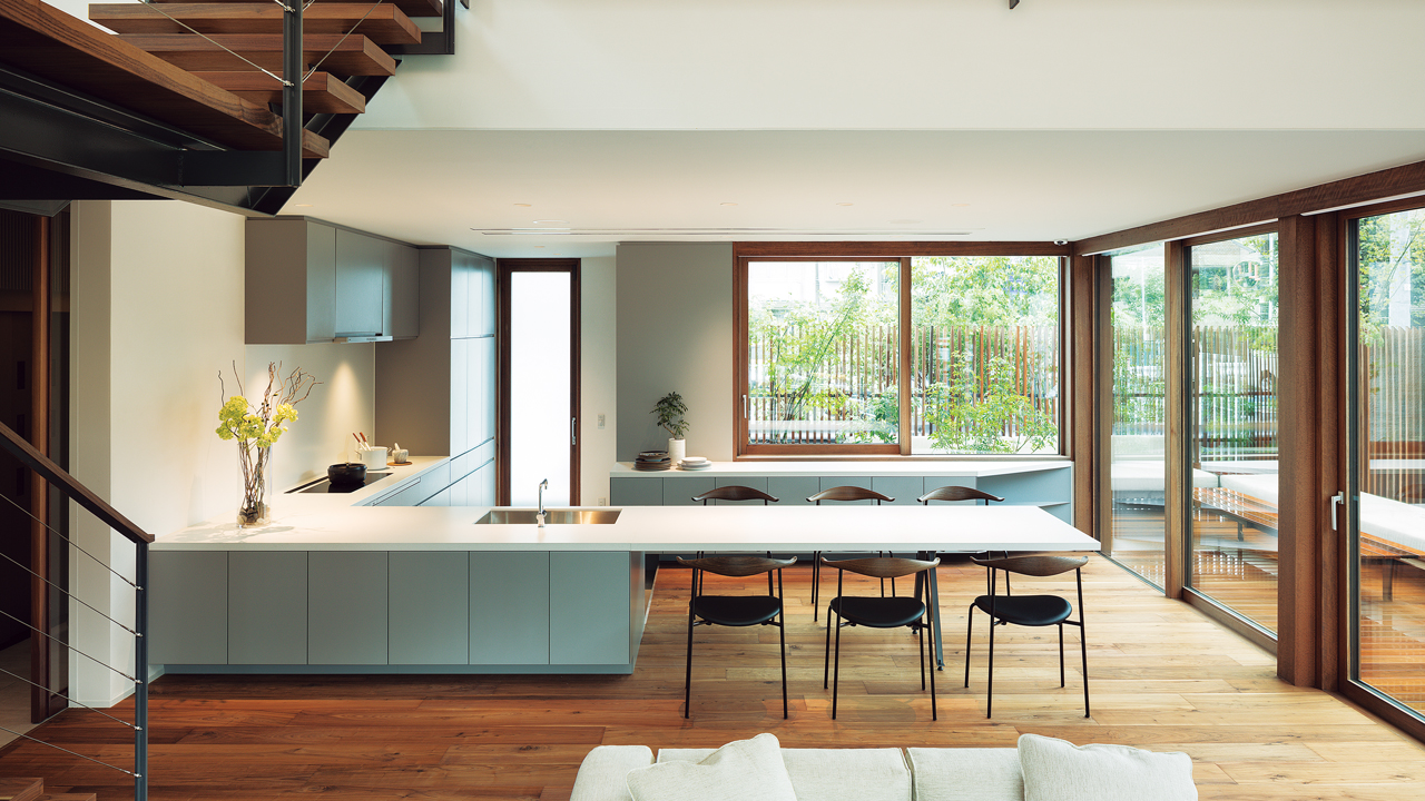 広々としたリビングダイニングは吹き抜けの明るく開放的な空間。柔らかな光が差し込む大開口の向こうには、ゆったりとスペースを確保した屋外リビングが続く。写真提供／パナホーム