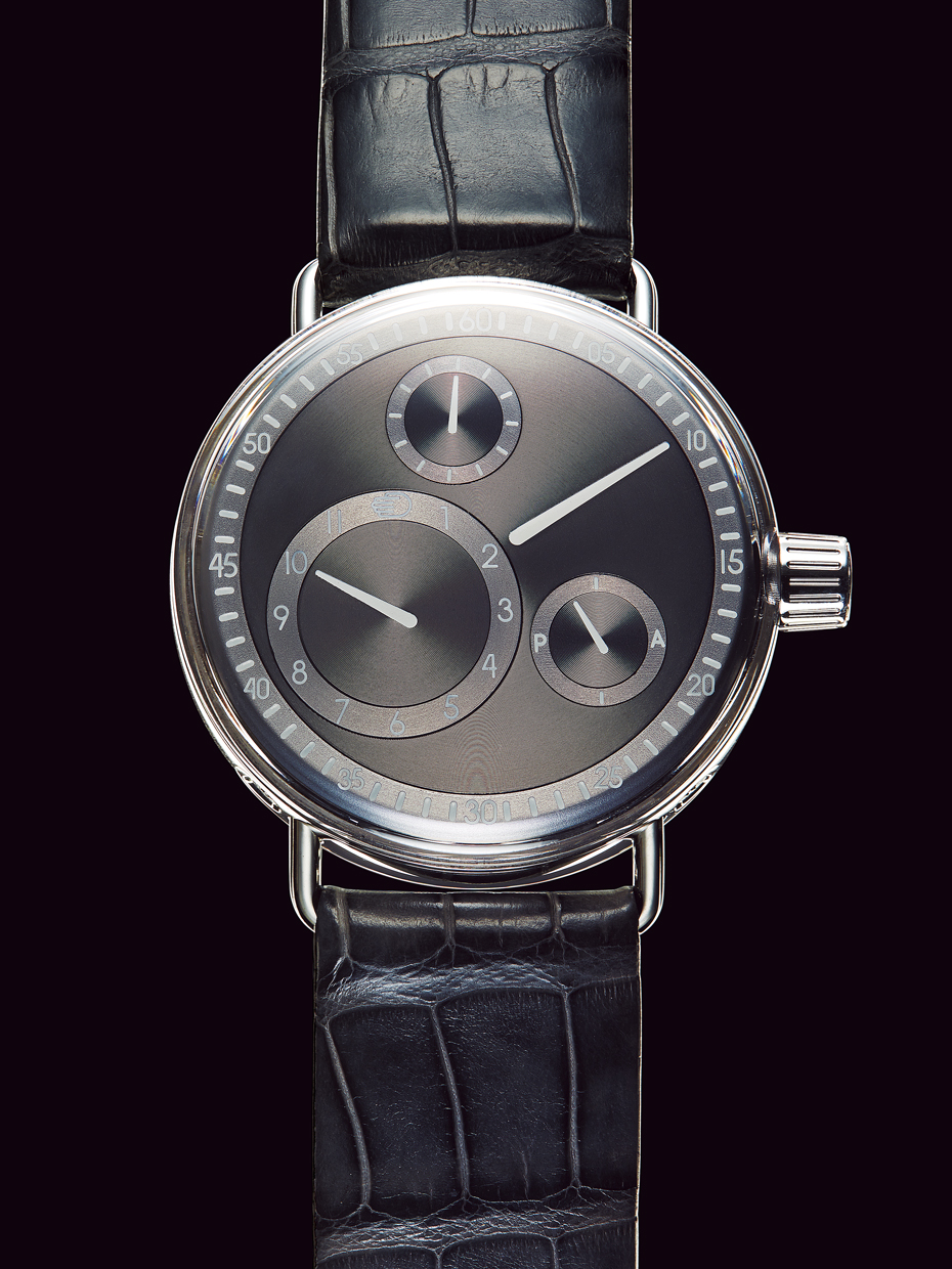 シリーズ1 レッセンスの記念碑的なデビュー作。リュウズだけで13の部品から構成されており、時刻合わせはリュウズトップのバーを起こして行う。ループ状のラグはケースと別パーツであるため、ストラップの取り外しには専用工具が必要。自動巻き、ケース径44㎜、SSケース×クロコダイルストラップ、1,728,000円。