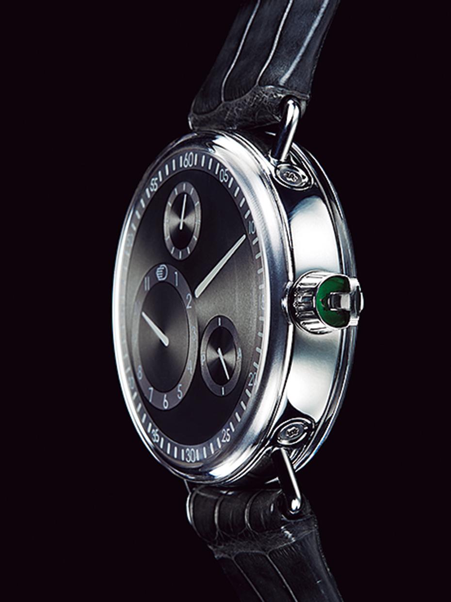 シリーズ1 レッセンスの記念碑的なデビュー作。リュウズだけで13の部品から構成されており、時刻合わせはリュウズトップのバーを起こして行う。ループ状のラグはケースと別パーツであるため、ストラップの取り外しには専用工具が必要。自動巻き、ケース径44㎜、SSケース×クロコダイルストラップ、1,728,000円。