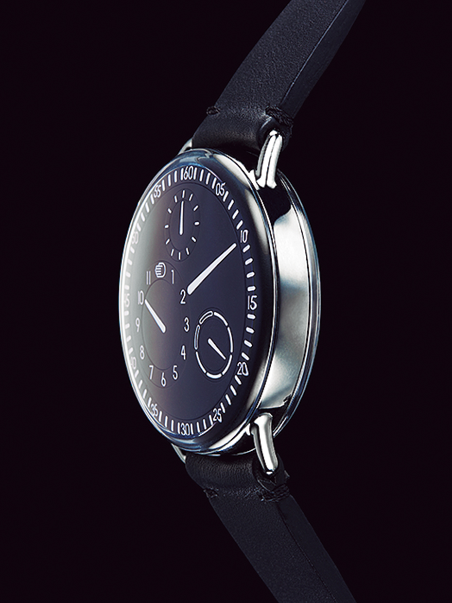 タイプ1 シリーズ1の進化形モデル。リュウズをなくし、ケースバックの回転で巻き上げや時刻合わせを行う。ケースの直径は44㎜から42㎜にサイズダウンし、薄型化も実現。文字盤はラウンド状となり、ラグはケースと一体型に変更された。自動巻き、ケース径42㎜、チタンケース×クロコダイルストラップ、2,592,000円。