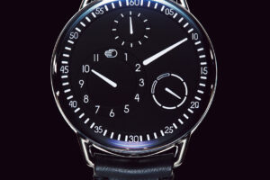 タイプ1 シリーズ1の進化形モデル。リュウズをなくし、ケースバックの回転で巻き上げや時刻合わせを行う。ケースの直径は44㎜から42㎜にサイズダウンし、薄型化も実現。文字盤はラウンド状となり、ラグはケースと一体型に変更された。自動巻き、ケース径42㎜、チタンケース×クロコダイルストラップ、2,592,000円。