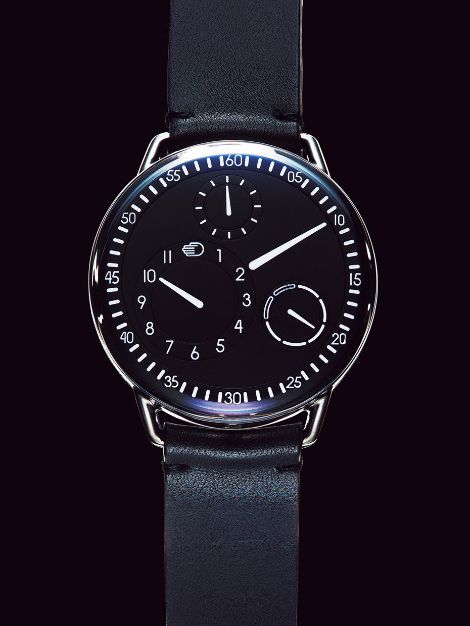 タイプ1 シリーズ1の進化形モデル。リュウズをなくし、ケースバックの回転で巻き上げや時刻合わせを行う。ケースの直径は44㎜から42㎜にサイズダウンし、薄型化も実現。文字盤はラウンド状となり、ラグはケースと一体型に変更された。自動巻き、ケース径42㎜、チタンケース×クロコダイルストラップ、2,592,000円。