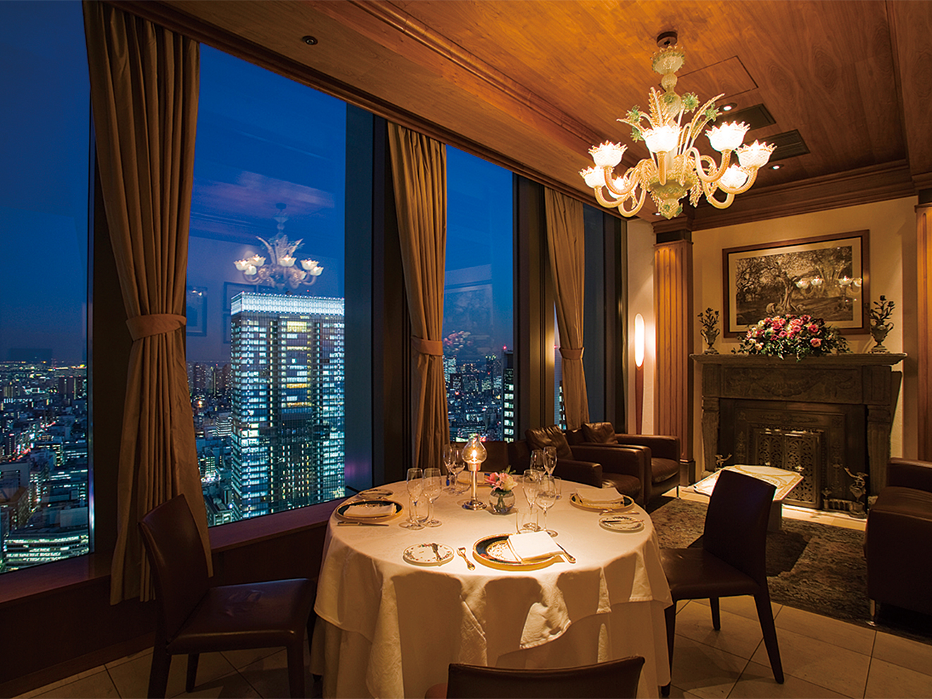 主要都市周辺約100店舗の会員本人分コース料理が無料になるクーポンを年2回提供