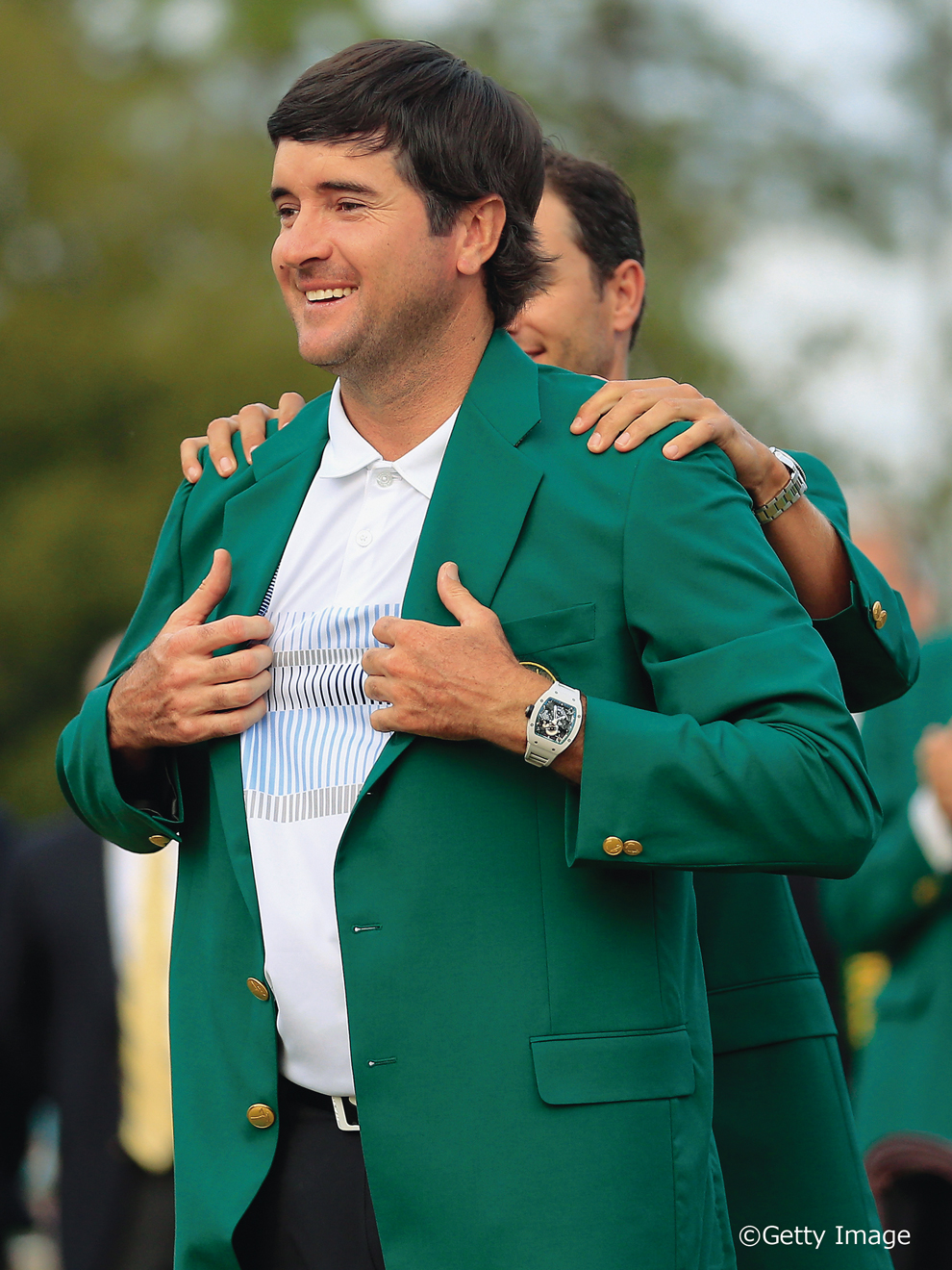 昨年はワトソンがアダム・スコットにグリーンジャケットを着せ、今年はワトソンがスコットに着せてもらった。これからワトソンが着ける新モデルのベゼルとケースバックには、この輝くようなグリーンが取り入れられた。