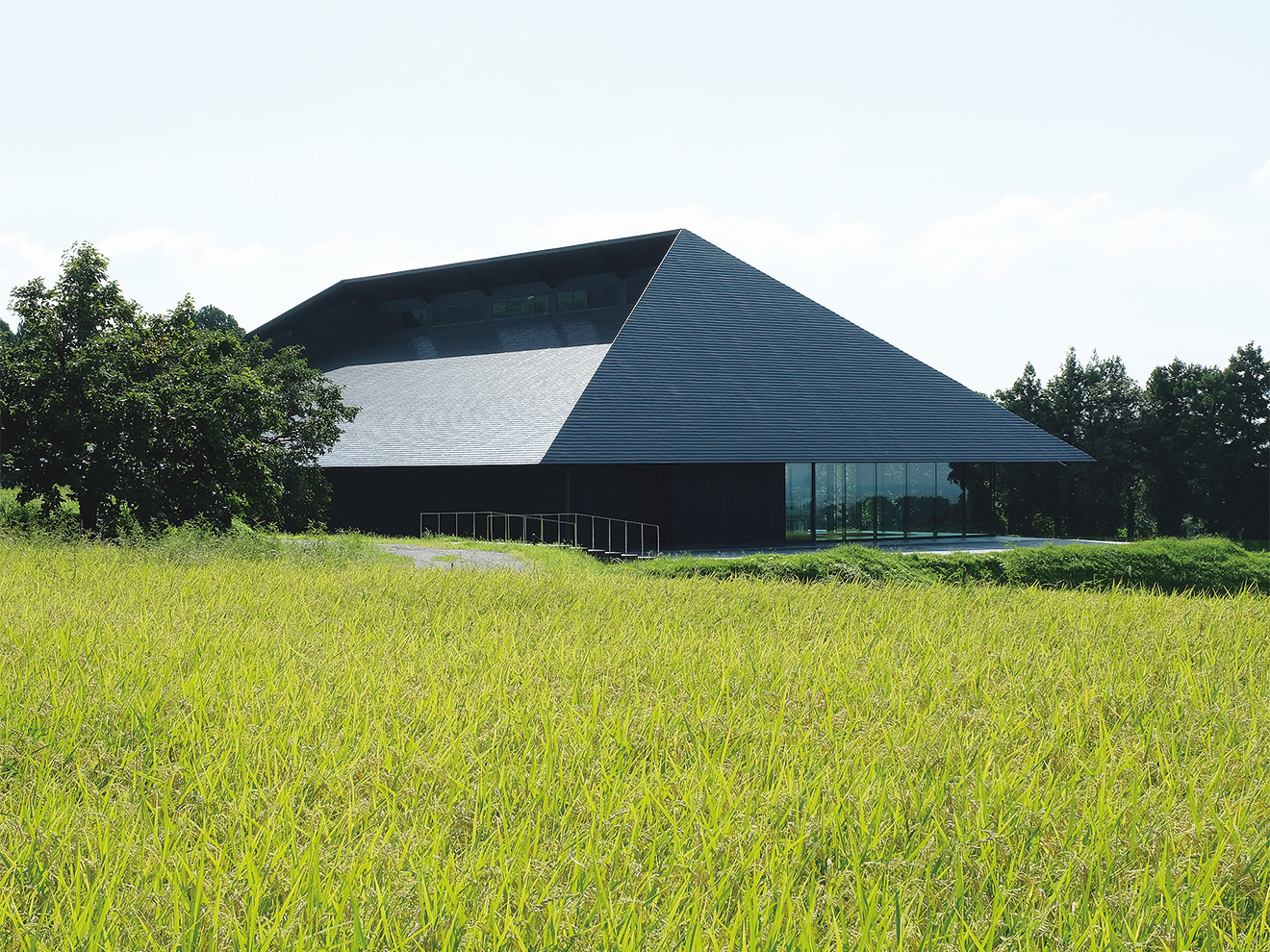 田園風景の中に立つ蔵