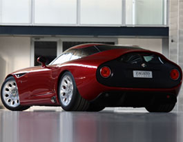 ボディーラインの後端を切り落としたような“コーダトロンカ”デザインが特徴的な後ろ姿。