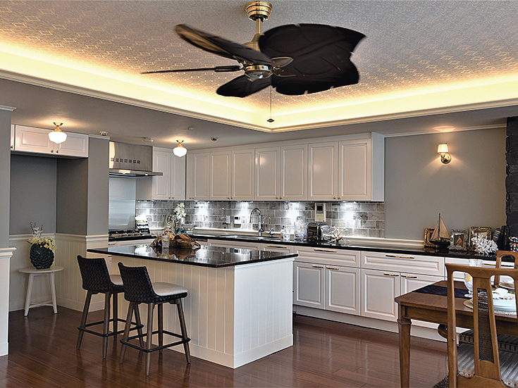 フロート型の洗面台に額縁ミラーを合わせてホテルライクに仕上げたパウダールーム