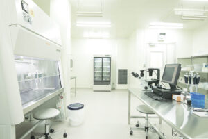 細胞培養加工施設の福岡再生医療センター。徹底した衛生管理のもと、細胞を培養している。