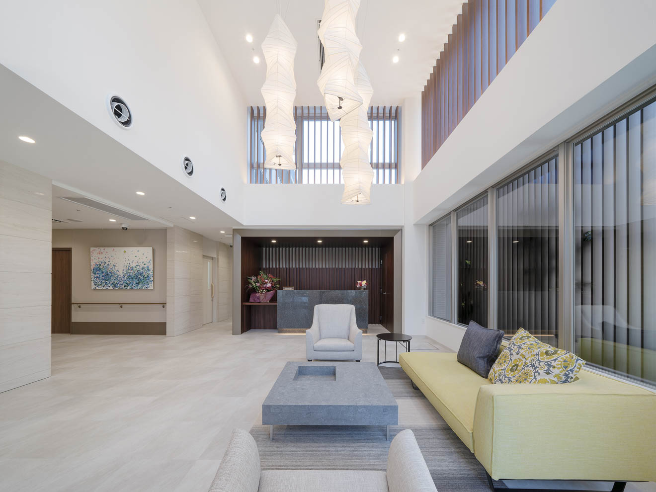 太陽の光が降りそそぐ開放感のあるエントランスは、インテリアにもこだわり、入居者はもちろん、訪れた家族も温かく迎えてくれる空間だ