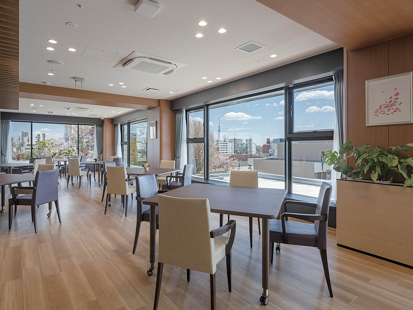 ダイニングルームでは、栄養バランスのとれたできたての食事を提供。誕生日や記念日などのスペシャルメニューや、食べやすいソフト食にも対応