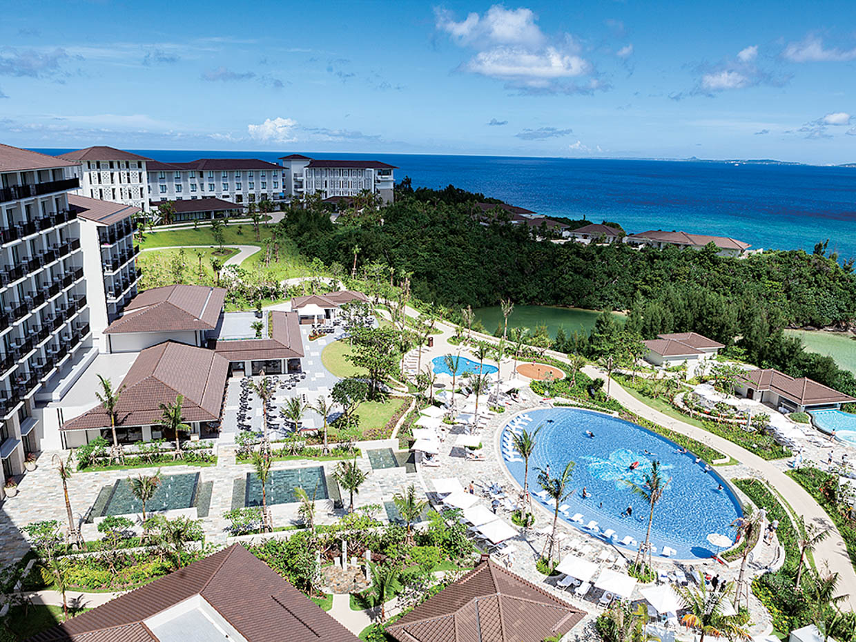 全体で約8万7000㎡の広大な面積を誇るハレクラニ沖縄。全長約1.7kmにわたって海岸線に接し、360室全てがオーシャンビュー。