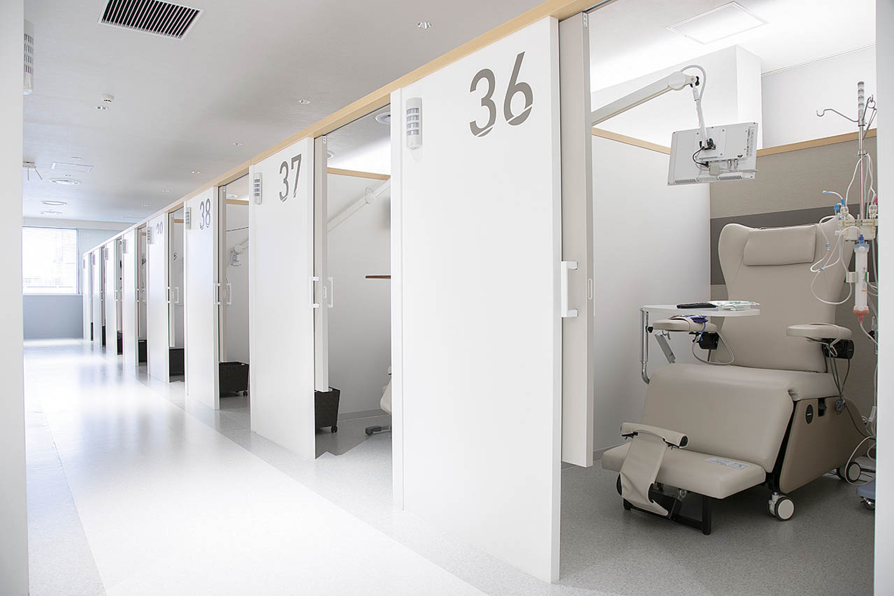 人工透析クリニックでは、Wi-Fiや映像設備を入れて、少しでも透析時間を楽しめるようにした