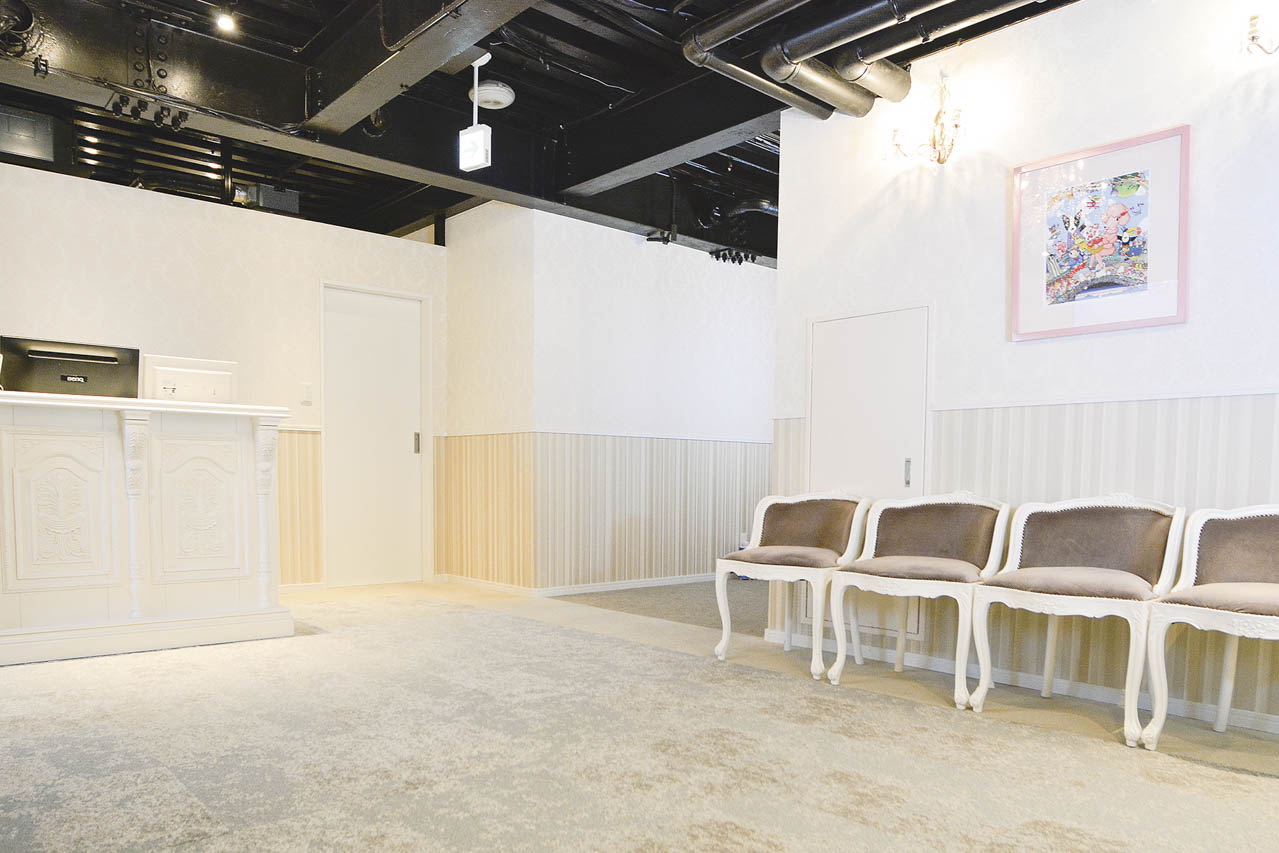 清潔感のある待合もリラックスできる。スピィーディーな施術なので仕事の合間に来院する人も多い。