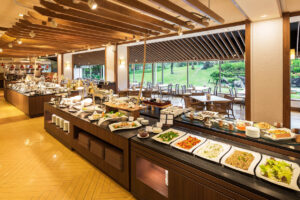 中庭を望めるビュッフェレストラン。島素材あふれる朝ごはんも人気だ。