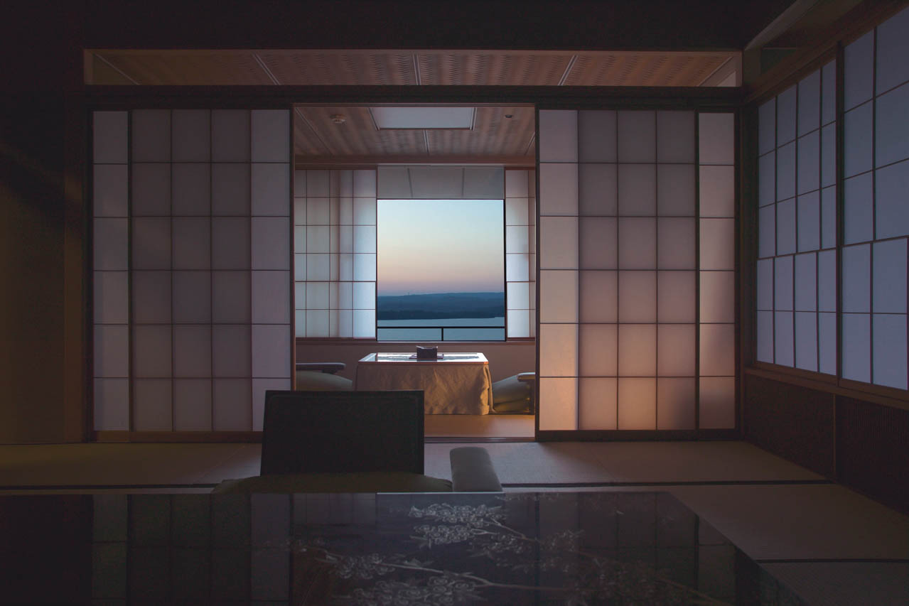 穏やかな七尾湾と能登島を望む特別階「浜離宮」。宿泊客専用ラウンジ「雪月花倶楽部」