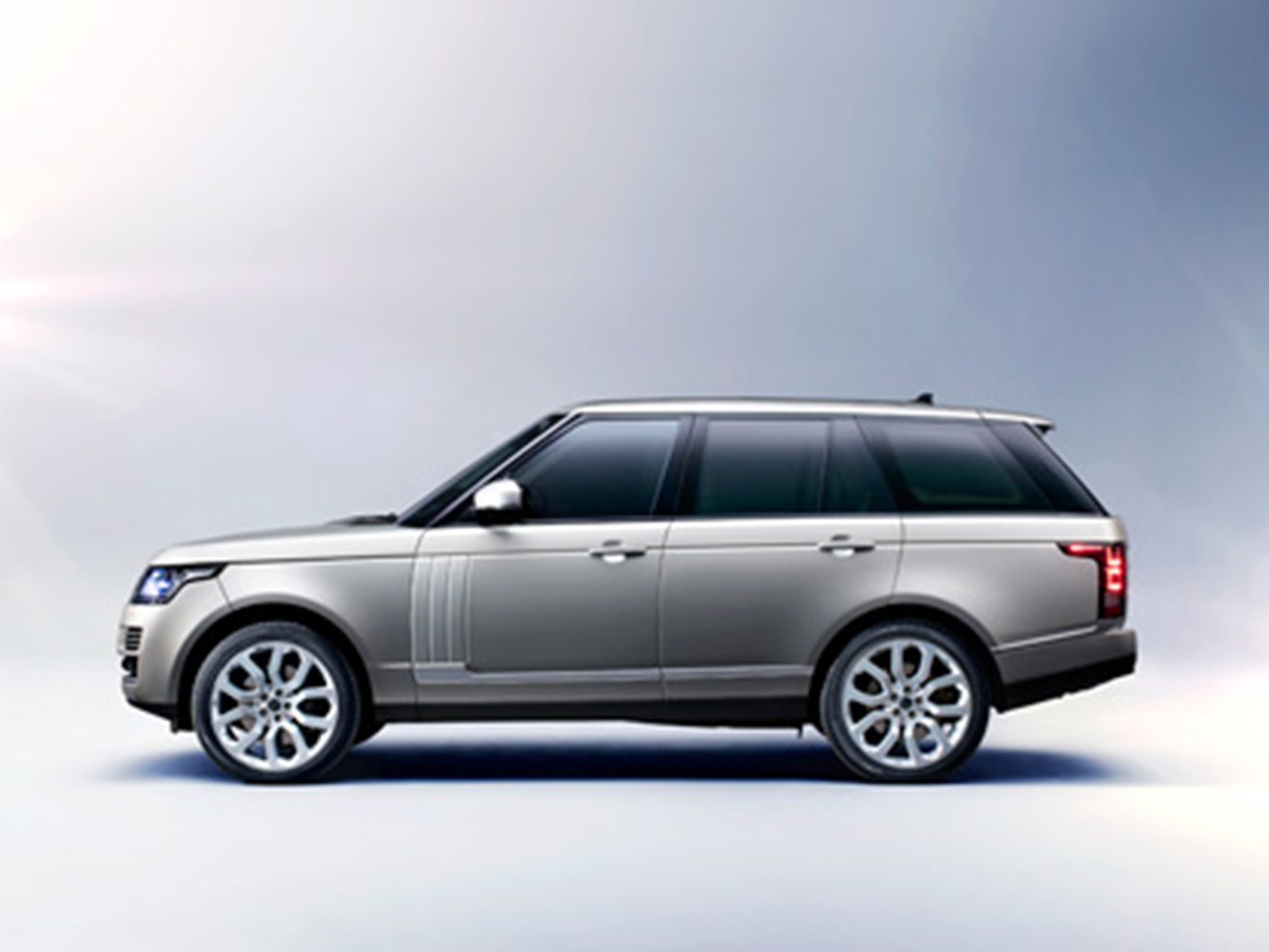 オール・アルミニウムによる磨きぬかれた洗練性と、卓越のパフォーマンス。大きく進化を遂げた新型レンジローバー。