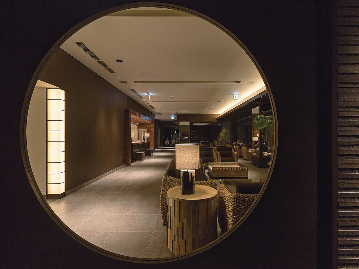 窓の外にウォーターテラスを望む新館1階のフロントロビー