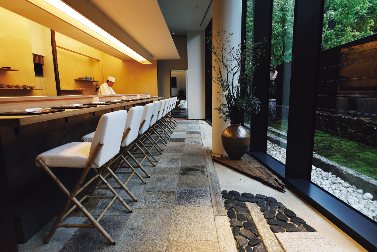 日本料理かんだ。内装には木、石といった自然の素材を取り入れ、それらの質感を最大に生かすデザインに