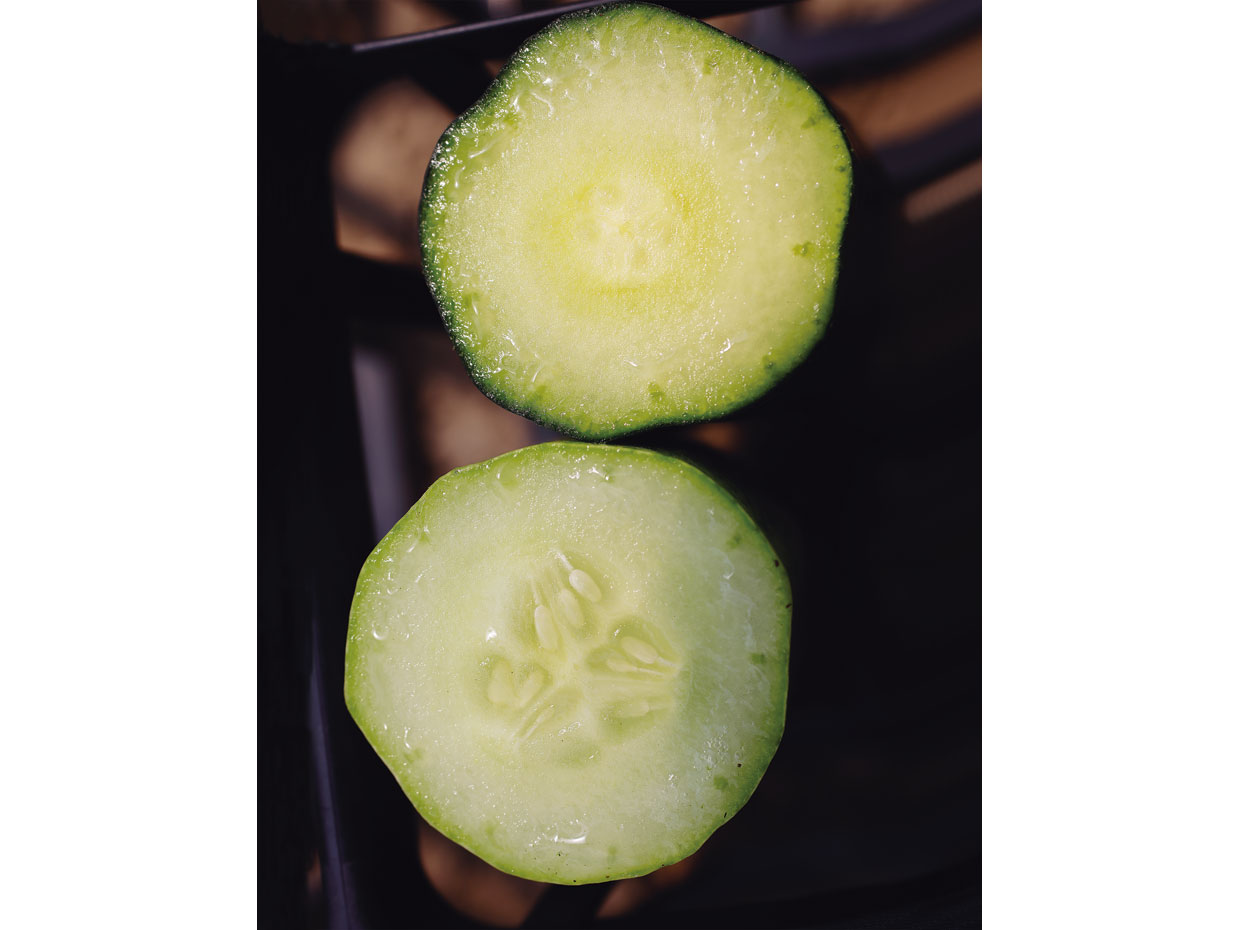 一般的なきゅうり（上）とあさかぜきゅうり（下）の断面