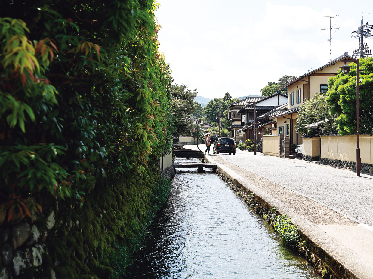 賀茂川から分流し、上賀茂神社を通って流れる明神川