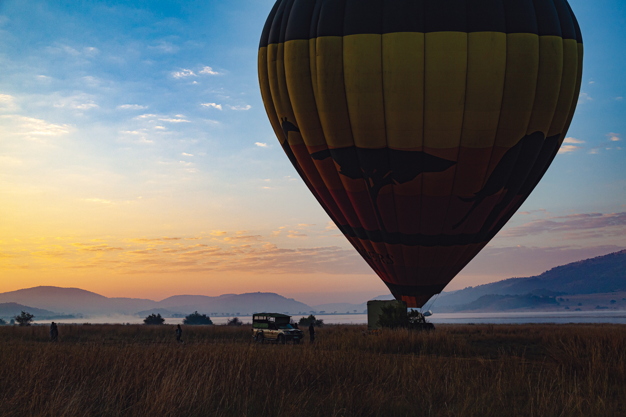熱気を満たした気球は暁光に染まる空へと向かう