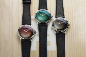 「グランド漆・青山」手巻き、ケース径37mm、SSケース×レザーストラップ、3気圧防水、各100本限定、394,350円。特製桐箱に3モデルをそろえた限定88セットは977,900円。