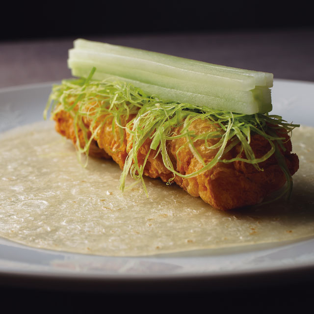 北京ダックに見立てた中国の伝統的な精進料理を、京都のきゅうりの存在感を高めて作った（茶禅華&emsp;川田智也 氏）