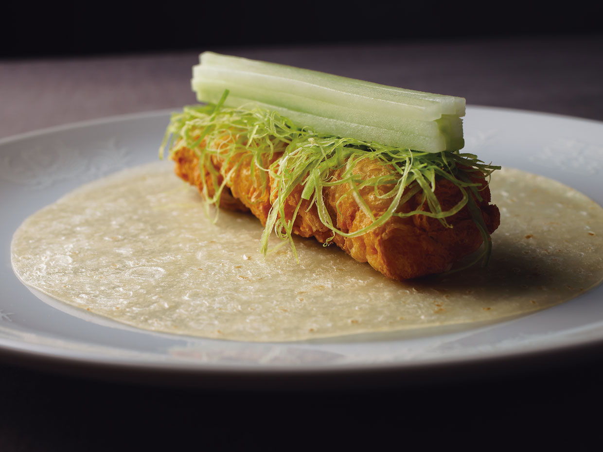 北京ダックに見立てた中国の伝統的な精進料理を、京都のきゅうりの存在感を高めて作った（茶禅華　川田智也 氏）