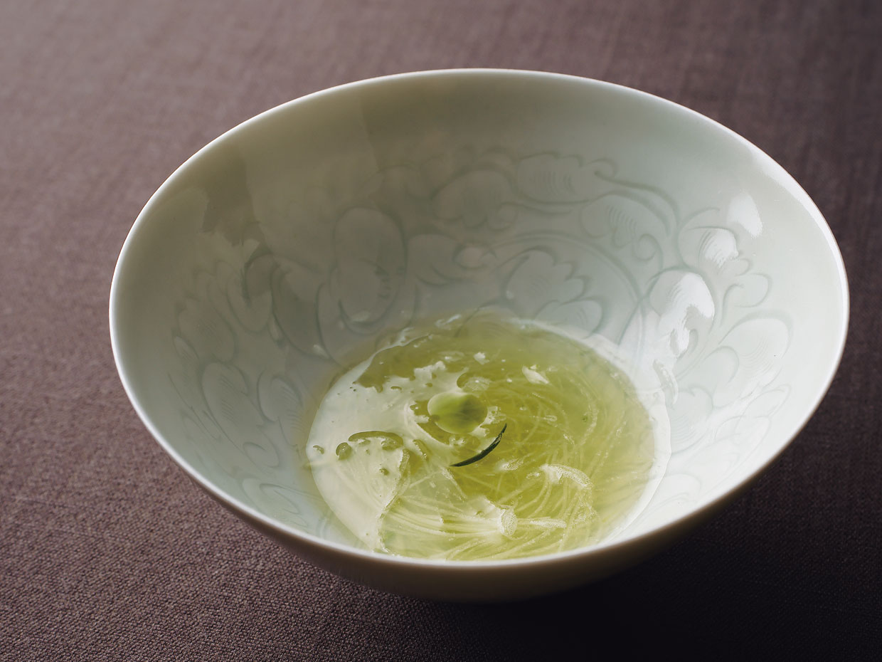 きゅうりをごく細く切り、苦みが特徴の四川の青山緑茶と日本の玉露を合わせた液体に入れた品（茶禅華&emsp;川田智也 氏）