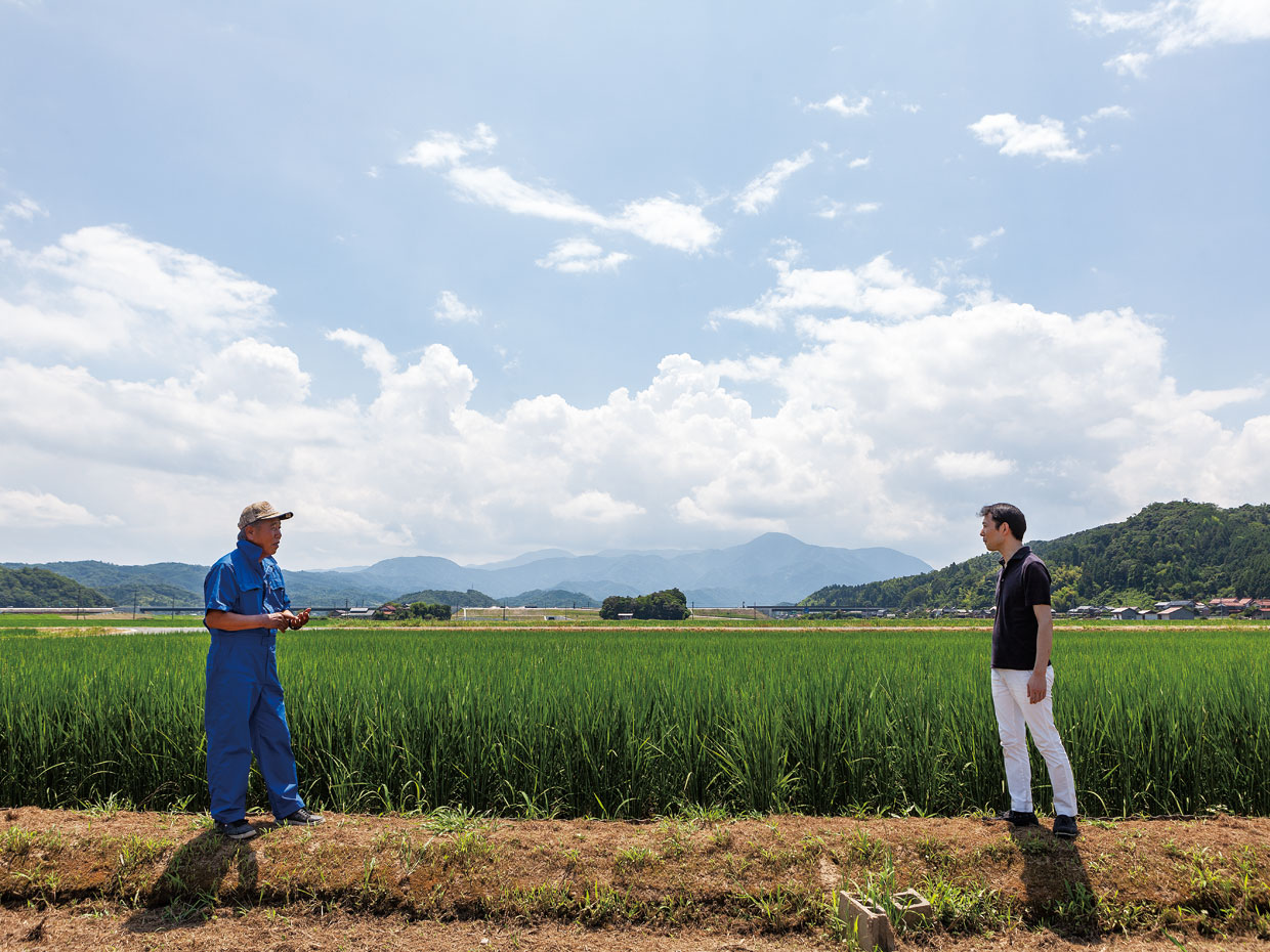 宮﨑さん（右）が営む「梅乃井」のために、吉村康義さん（左）が作っている水田の前