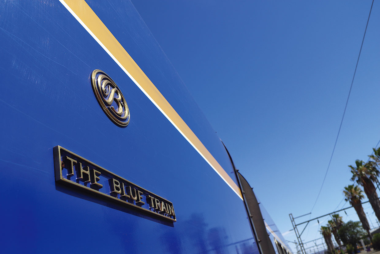 ブルートレイン、濃紺の車体に金色のエンブレム