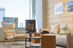 リビングをイメージしたスペースは、北欧のインテリアと調和した落ち着いた空間