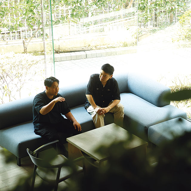 （左）造園家の西尾耀輔さん（右）生物学者の片野晃輔さん