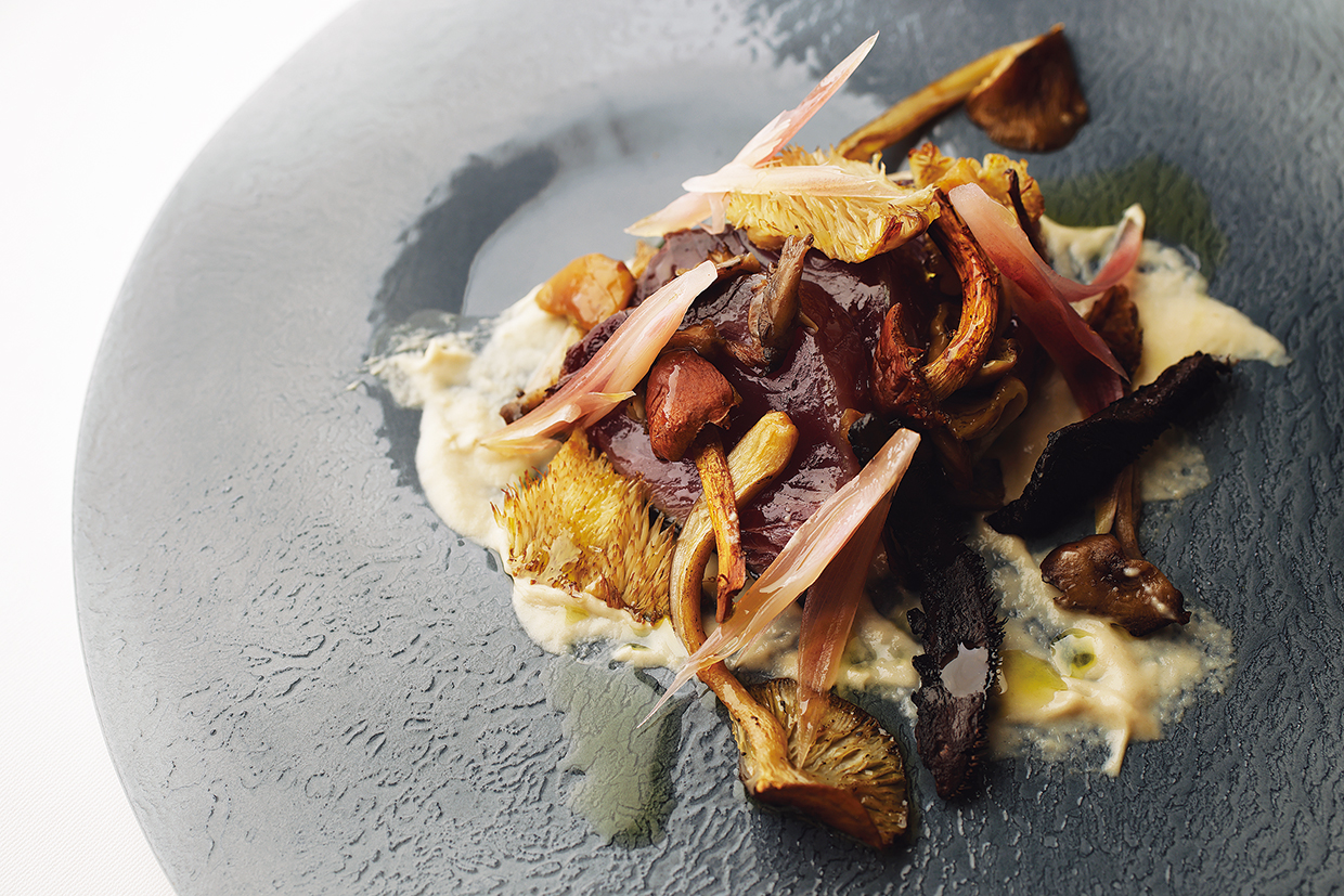 イル&nbsp;プレージョ、気仙沼の戻り鰹のたたきと、白神山地からの6種類の天然のきのこのソテー