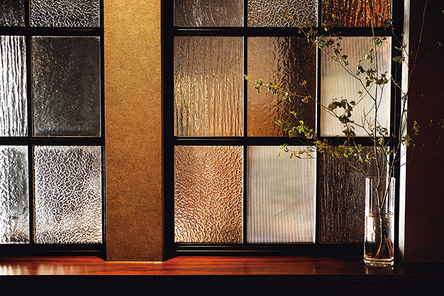 ル&nbsp;スプートニク、店内のガラスの格子窓は髙橋氏自らがデザイン