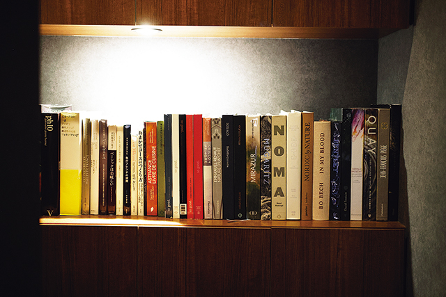 ル&nbsp;スプートニク、本棚には世界中のシェフによる料理書が並ぶ