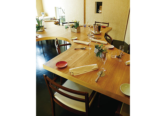 モンド、大テーブル