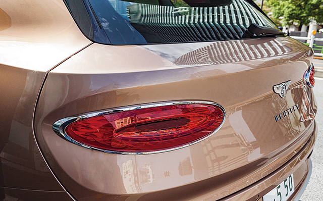 ベントレー「ベンテイガ EWB アズール」。テールゲートはボディーの横幅分がフルに開くよう設計