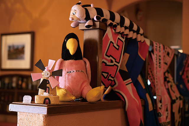 トラットリア シチリアーナ・ドンチッチョ。店に飾っているサッカーチームのグッズ