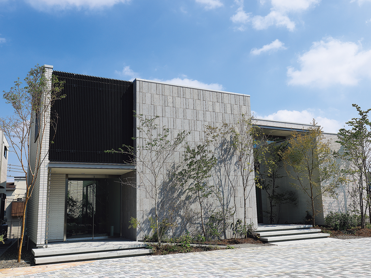 レジデンスサイト横浜町田。プライバシーと開放感、一見相反するように思える二つを両立させつつ、大きな窓からふんだんな採光も実現