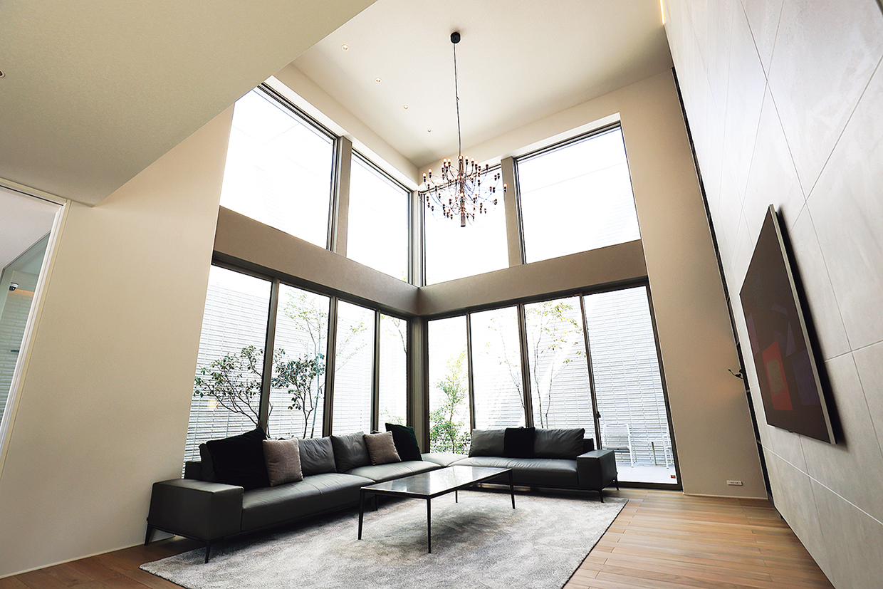 レジデンスサイト横浜町田。メインリビングの先にのぞくセンターコート