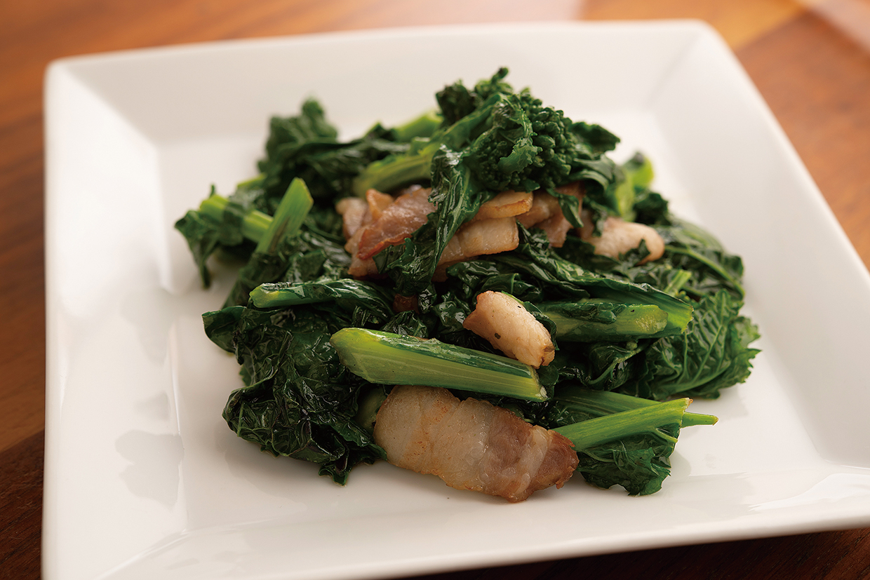 中華菜 膳楽房千葉県産の菜の花を、自家製のベーコンとともに炒めた