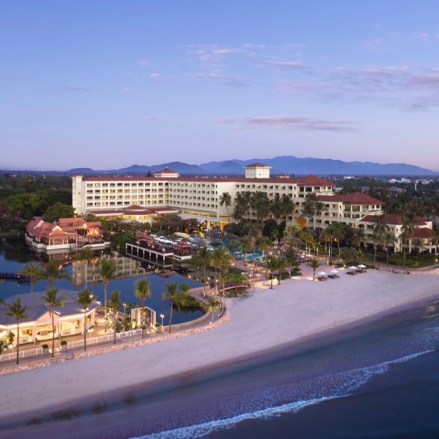 王室ご用達のビーチリゾートには和みの田園も