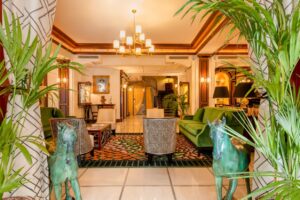 エトワール凱旋門を望むホテルでロマンチックなパリの逸話に浸る、ホテル ナポレオン・パリ