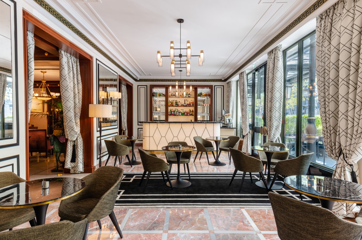 エトワール凱旋門を望むホテルでロマンチックなパリの逸話に浸る、ホテル ナポレオン・パリ