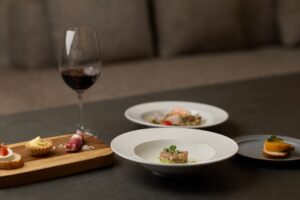 青木湖の静寂に身を委ねる「Lakeside villa SUI HAKUBA」の圧倒的非日常